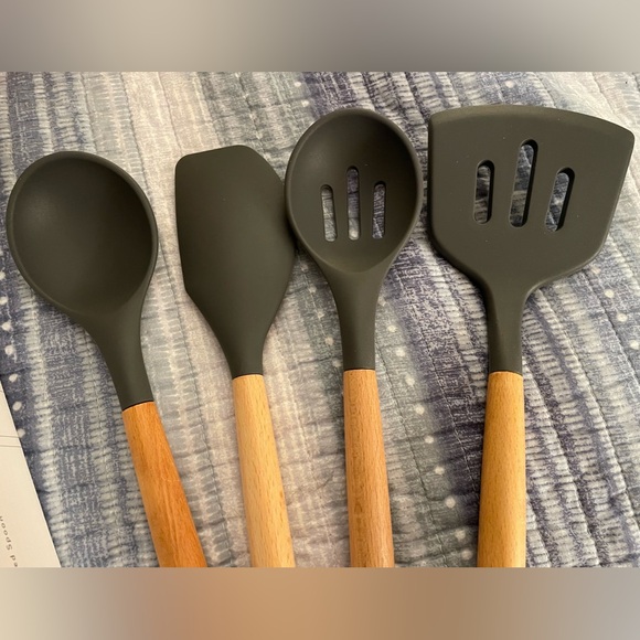 New Sur La Table Grey Silicone and Beechwood Utensil Set Spatula Turner Spoon - Picture 4 of 7